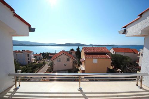 widok na wodę z balkonu domu w obiekcie Apartments & Rooms Villa Petra w mieście Žaborić