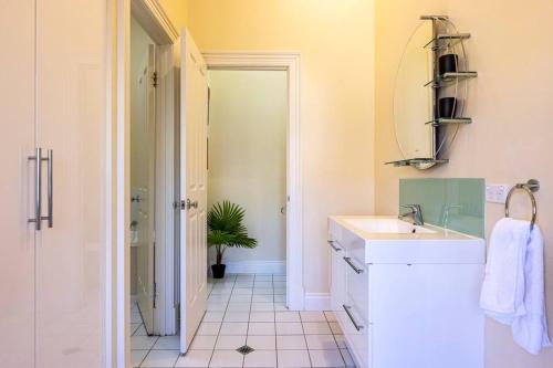 a bathroom with a sink and a mirror at Tanunda Central Apartment in Tanunda
