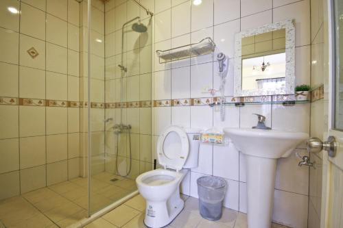埔里鎮的住宿－Q House ，浴室配有卫生间、盥洗盆和淋浴。