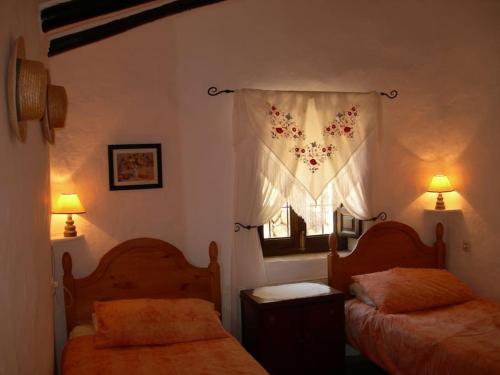 a bedroom with two beds and a window at La Molina Del Olivar - Peaceful Location in Ríogordo