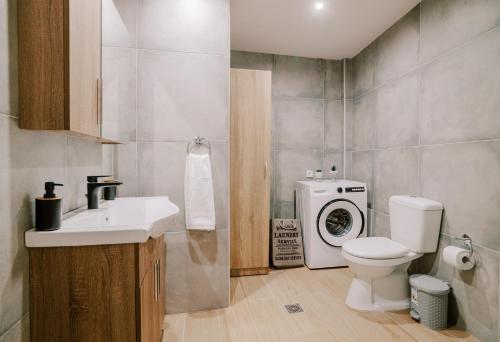 科斯城的住宿－Casa Gemma，浴室配有卫生间水槽和洗衣机。