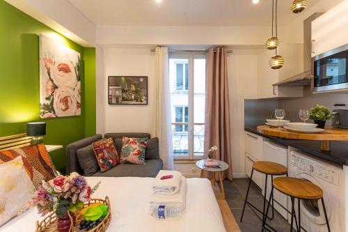 un salon avec un canapé et une cuisine dans l'établissement Cosy Studio - 2P- Beauregard - 3, à Paris