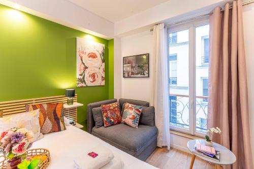 una camera con un letto e una sedia e una finestra di Cosy Studio - 2P- Beauregard - 3 a Parigi