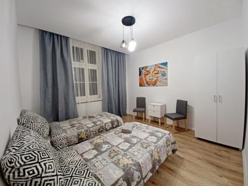 uma sala de estar com um sofá e uma mesa em Paderewskiego Old Town Apartaments em Cracóvia