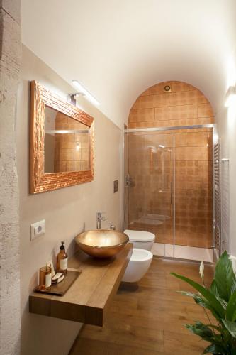a bathroom with a bowl sink and a shower at Palazzetto de Lante Appartamento Pinta in Rome