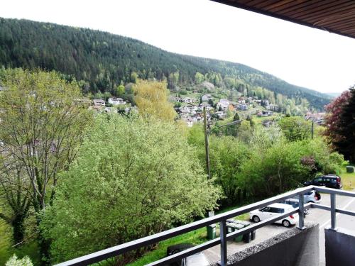 - un balcon offrant une vue sur une ville située dans une montagne dans l'établissement Ferienwohnung Talblick mit Schwimmbad, à Bad Wildbad