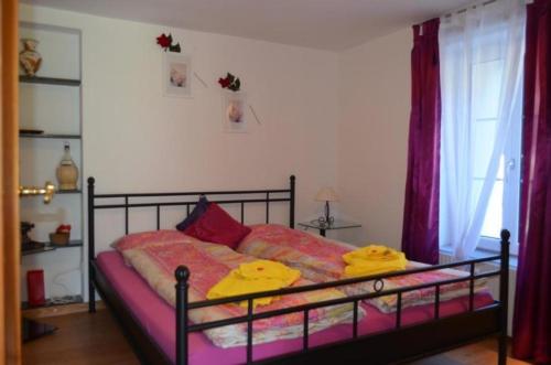 un dormitorio con una cama con dos animales de peluche en mountain-panorama EG 2-Bettwohnung en Meiringen