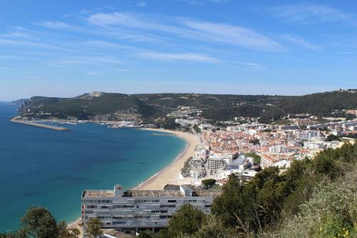 uma vista para uma praia e uma cidade em Casa da Tia em Sesimbra