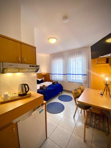 a room with a kitchen and a living room at Hotel La Ferté in Stuttgart
