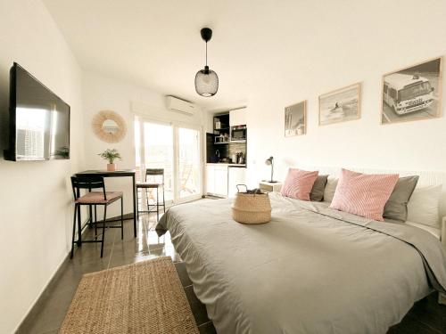1 dormitorio con 1 cama grande con almohadas rosas en Estudio Nuevo con Vistas al Mar en Benalmádena Costa, en Benalmádena