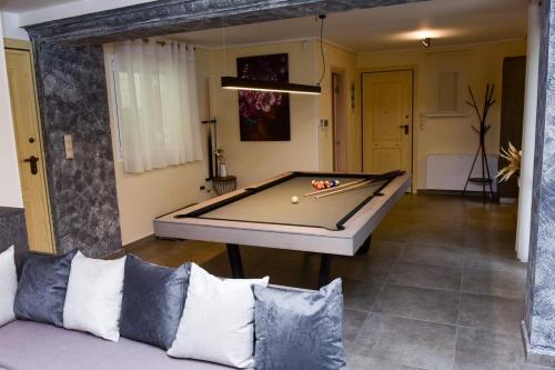 Meja biliard di Nikole's Villas Luxury 180m2