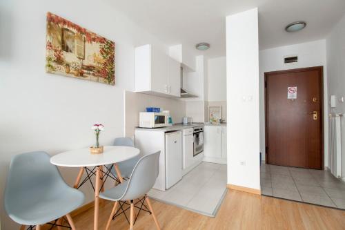 Kuchyň nebo kuchyňský kout v ubytování Prince Apartments
