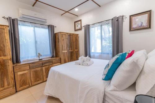 Ένα ή περισσότερα κρεβάτια σε δωμάτιο στο Alona Apartments