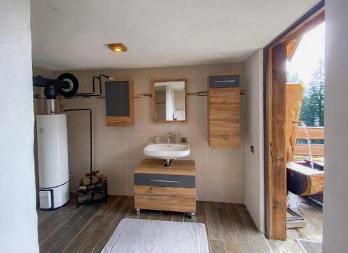 La salle de bains est pourvue d'un lavabo, d'un miroir et d'un réfrigérateur. dans l'établissement Glanzerhütte, à Vordernöring