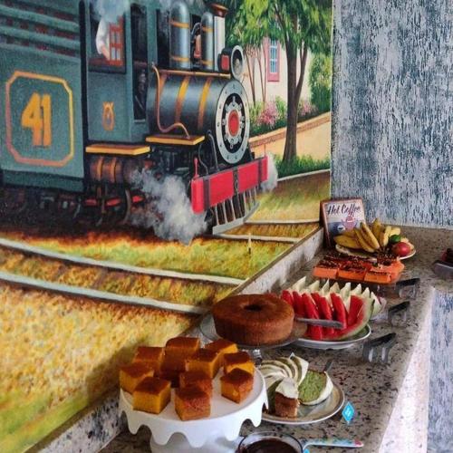 un modello di treno e cibo su un tavolo di Pousada Serenna Centro a Tiradentes