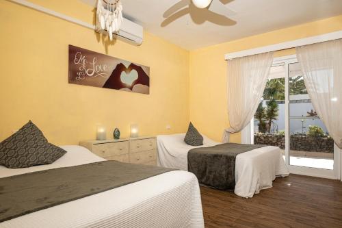 1 Schlafzimmer mit 2 Betten und einem Fenster in der Unterkunft Casa Juleta in Playa Blanca