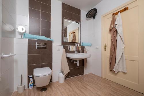 ein Badezimmer mit Toilette und Waschbecken in der Unterkunft Casa Juleta barrierefrei in Playa Blanca