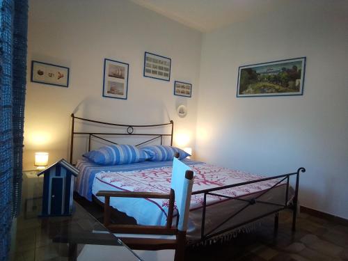 1 dormitorio con 1 cama en una habitación en Giramondo Sardegna Affittacamere, en Alghero