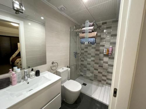 Ένα μπάνιο στο Modern Apartment with pool area