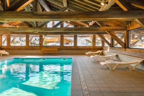 - une piscine dans un bâtiment doté d'un plafond en bois dans l'établissement Lagrange Vacances Le Village des Lapons, aux Saisies