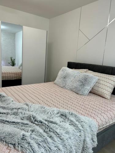 BrestovacにあるMi Casaのベッド(毛布、枕付)