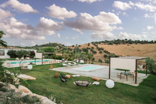 an image of a yard with a swimming pool at Le Valli di Vendicari in Noto Marina