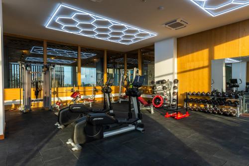 een fitnessruimte met loopbanden en cardio-apparatuur in een gebouw bij Broadwalk Residency in Nairobi