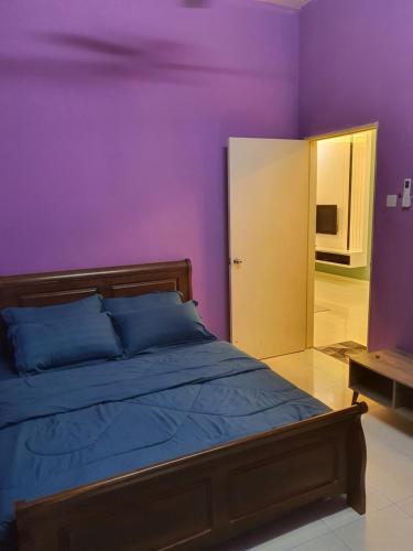 Uma cama ou camas num quarto em Homestay Layang