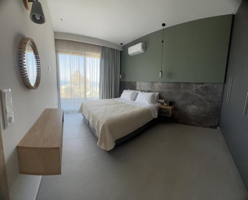 una camera con un letto e una grande finestra di Midoya Sea View a Skaleta