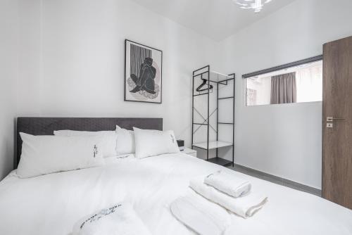 Ένα ή περισσότερα κρεβάτια σε δωμάτιο στο Iguana Gold Luxury Suites 2 ( 1 min from Ermou street)