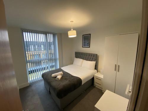 Postel nebo postele na pokoji v ubytování Beautiful Modern 2 Bedroom Apartment Central Manchester