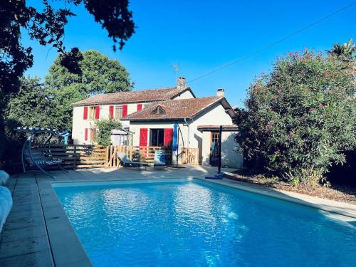 Bazén v ubytovaní Magnifique maison avec piscine au calme du Gers alebo v jeho blízkosti