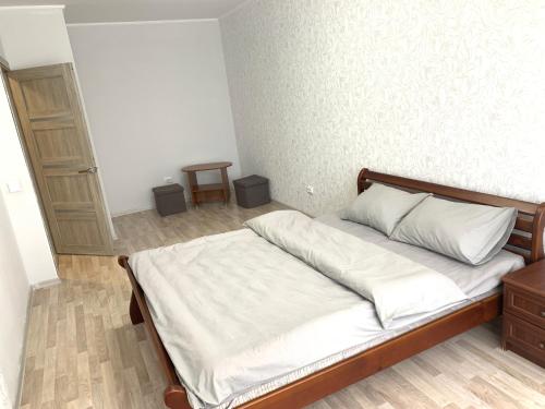 Комфортна квартира, поруч з парком في ترنوبل: غرفة نوم بسرير ذو شراشف بيضاء