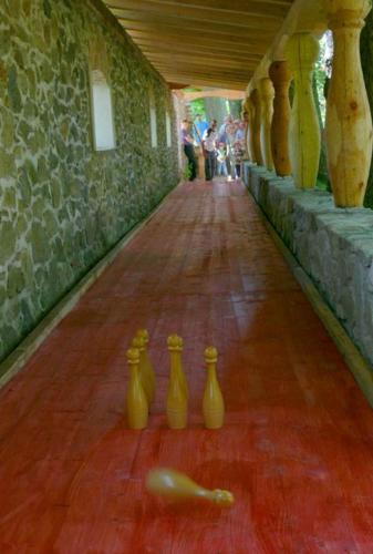 a hallway with three yellow vases on the floor at HolidayPark Mlázovy in Kolinec