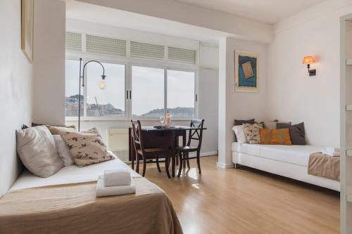 un soggiorno con letto, tavolo e divano di 131 A - Castle View Balcony a Lisbona