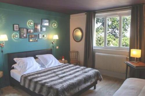a bedroom with a bed and a window at Gîte des Puys - Pinatelle - Durtol in Durtol