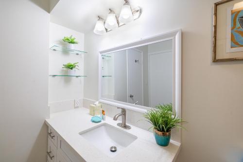 Remodeled 1BR Condo, Ocean Views with Free Parking!_3