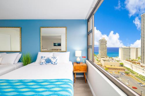 una camera da letto con una grande finestra con vista sull'oceano di Remodeled 1BR Condo, Ocean Views with Free Parking! a Honolulu