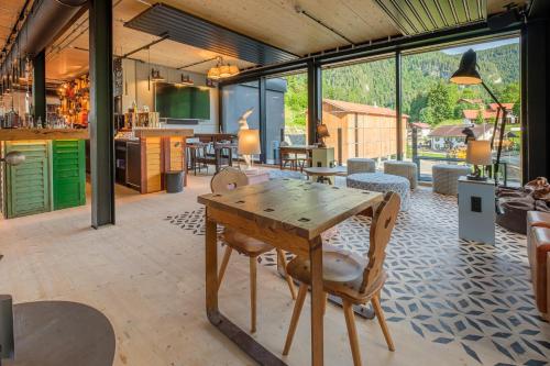 uma cozinha com uma mesa de madeira e cadeiras num quarto em Oberstdorf Hostel em Oberstdorf