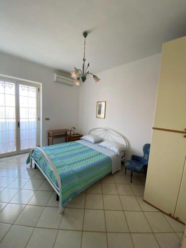 - une chambre avec un lit et une grande fenêtre dans l'établissement Villa Franca B&B, à Turi