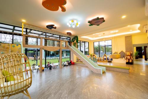 a large room with a slide in a play room at 和你民宿 in Xincheng