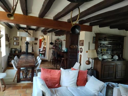 un salon avec un canapé et une table dans l'établissement Très belle propriété avec tennis à 1h de Paris, à Soucy