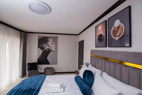 - une chambre avec un lit avec une personne assise dans l'établissement Moonpopson Luxury Apartments, Fourways Sandton, à Sandton