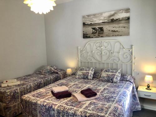 a bedroom with two beds and a picture on the wall at Apartament la Punta de la Móra in La Mora