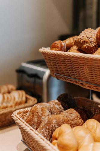 a group of baskets of different types of bread at Hotel Garni Katnau in Schenna