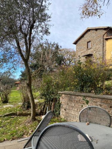 a table and chairs sitting in front of a building at Podere La Branda in Vetralla
