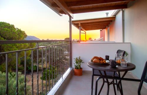 balcone con tavolo e vista di Kamari Luxury Apartment a Città di Lefkada