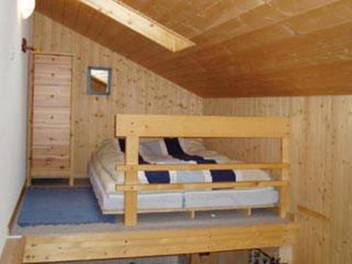 a room with two bunk beds in a cabin at Pollux 2-Bettwohnung in Hasliberg