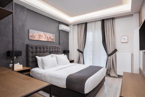 アテネにあるAcropolis Elegant Apartmentのベッドルーム(大きな白いベッド1台、窓付)