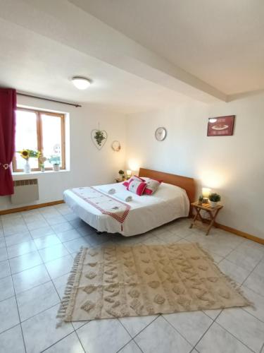 - une chambre avec un grand lit et un tapis dans l'établissement petit nid douillet, à Ensisheim
